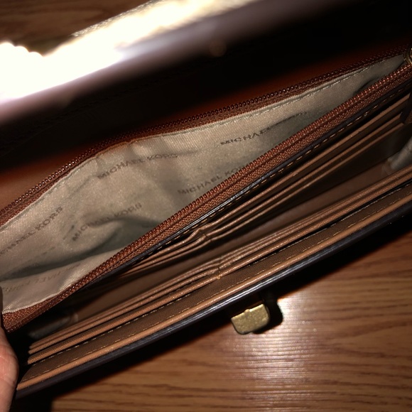 REAL MICHEAL KORS OVER THE SHOULDER PURSE, USED. - Picture 2 of 4